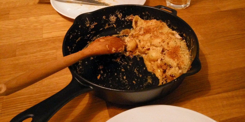 Bagt pasta med svampe og pølse